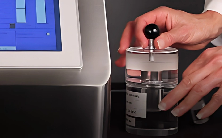 Vacuum Decay vs Helium: Which Detects Smaller Leaks?